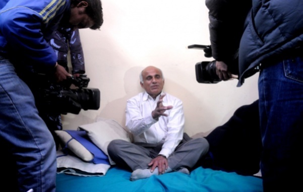 सरकारले नसुनेपछि डा केसी अस्पतालमै रोए