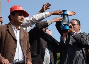 न्याय खोज्न प्रचण्डले बाले दिउँसै लालटिन, न्यायालय शान्ति सम्झौता विपरीत गएको आरोप