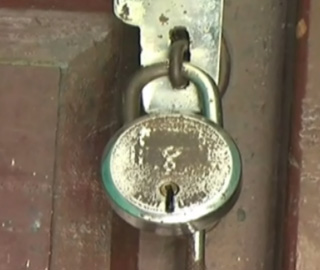 छोराछोरी पढाउने स्कुलमा अभिभावकको ताला