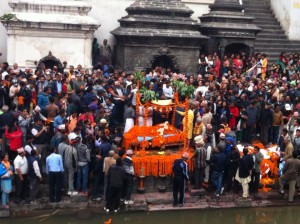 आर्यघाटमा भयो थापाको अन्त्येष्टि, मन्त्रीले दिए दागबत्ती