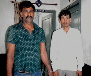 चिठ्ठाका नाममा ठगी गर्ने २ भारतीय पक्राउ, नक्कली नागरिकता र लाखौं रुपैयाँ वरामद