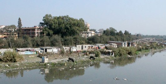 नदी किनारका वस्ती हटाइँदै