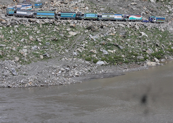 जुरेको पहिरोमा ५ सय ट्रक