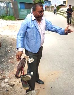 ‘पैसा खाने’ सभासद्लाई जुत्ताको माला र कालोमोसो