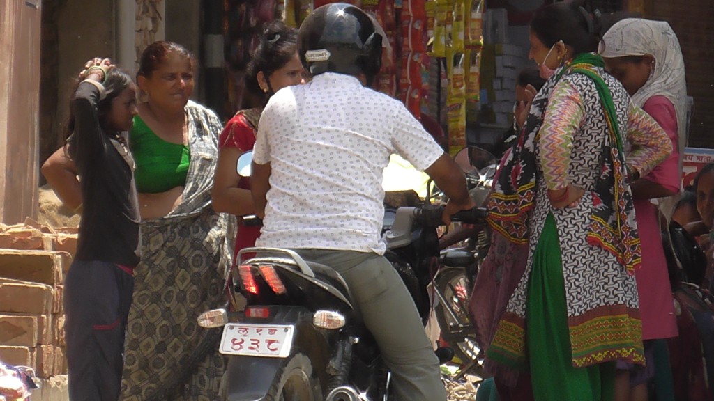 सादा पोशाकमा जाँदै तस्करसँग रकम लिँदै सशस्त्रका अधिकारी (फोटोसहित)