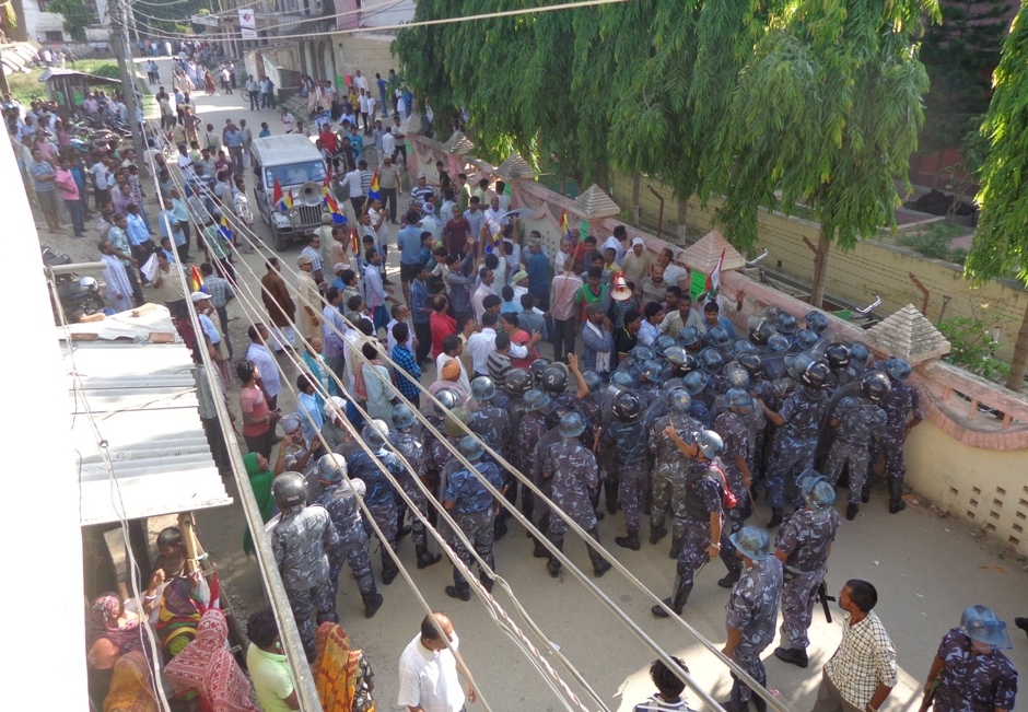 तराईका विभिन्न जिल्लामा झडप, माधव नेपालको गाडी तोडफोड, स्थिति तनावग्रस्त