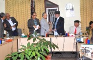 हस्ताक्षरको समयमा प्रचण्ड निराश, ओली भने विद्यासँगै व्यस्त