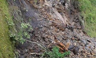 नारायणगढ मुग्लिङ सडकमा पहिरो, सवारी साधन रोकिए