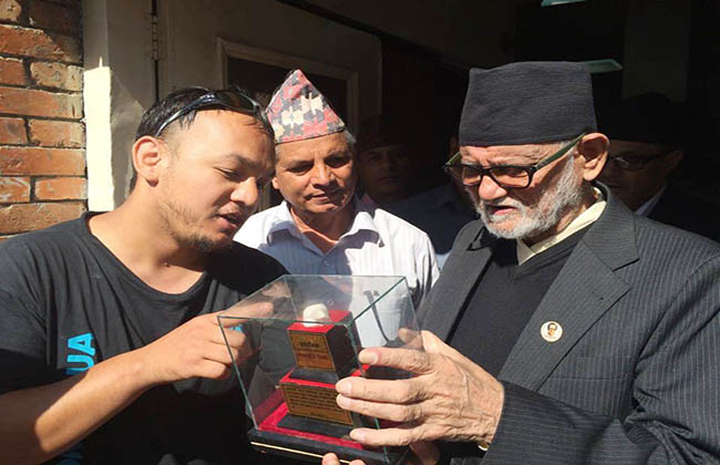 प्रधानमन्त्रीलाई ढुङ्गो उपहार