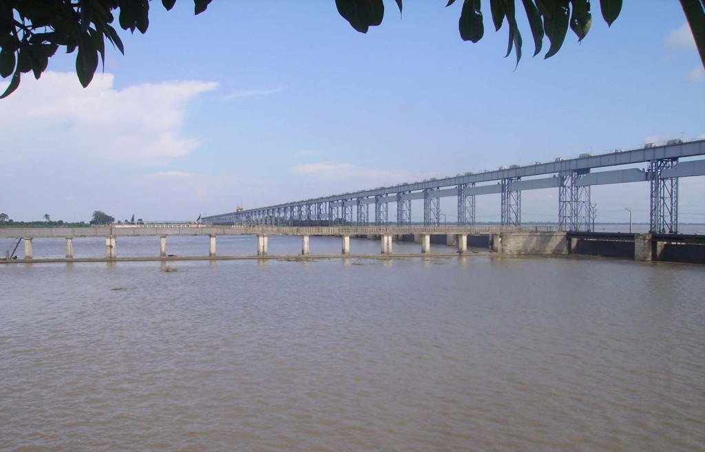 कोशीले खतराको विन्दू नाघ्यो, भारतले व्यारेजका ढोका खोल्न मानेन