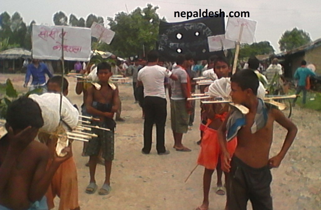 बालबालिकाको प्रयोग गर्दै ३ दलका शीर्ष नेताको शवयात्रा