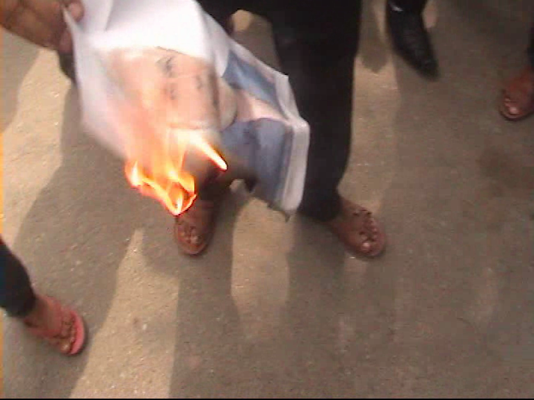 पश्चिमी सिमामा भारतको झण्डा जलाइयो, मोदीको पुत्ला दहन