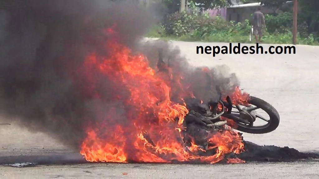 प्रहरीलाई जिउँदै जलाउन नसकेपछि प्रेसको मोटरसाइकल जलाए