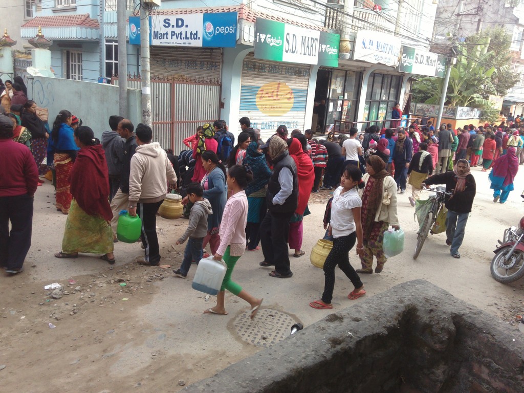 ३ लिटर मट्टीतेल लिन ५ घण्टा लाइनमा, उपभोक्ता ठग्दै डिपोहरु