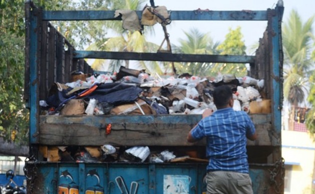 औषधि ल्याउन दिने निर्णय गर्दै औषधि बोकेको ट्रकमा आगो लगाउँदै