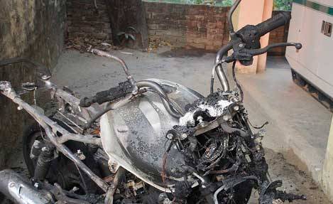 नाकाबन्दीको समाचार दिएको भन्दै मोर्चाका कार्यकर्ताद्वारा रेडियोमा बम प्रहार