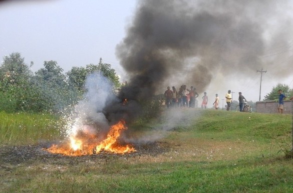 अरुलाई पेट्रोल छर्केर जलाउन खोज्दा मोर्चाका कार्यकर्ता आफैं जलेर गम्भीर