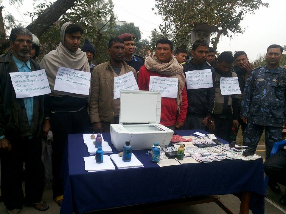 नक्कली पैसा छाप्ने पक्राउ, मेसिन, मसीसहित ५० हजारका नोट बरामद