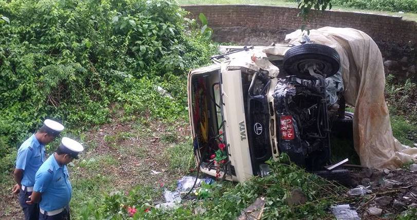 ट्रक पल्टिँदा ५ को मृत्यु, ४ गम्भीर
