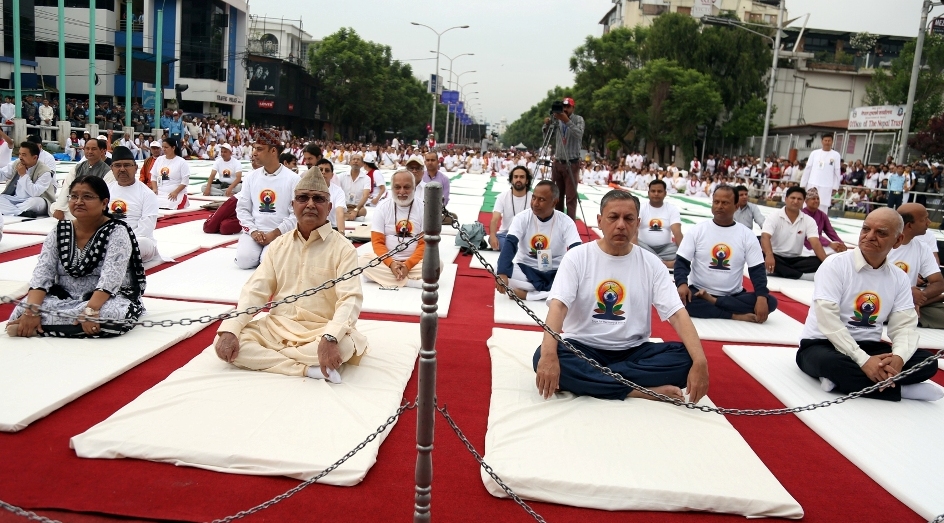 पत्नीसहित योगमा बसे ओली, उपप्रधानमन्त्रीभन्दा भारतीय राजदूत ओलीका निकट