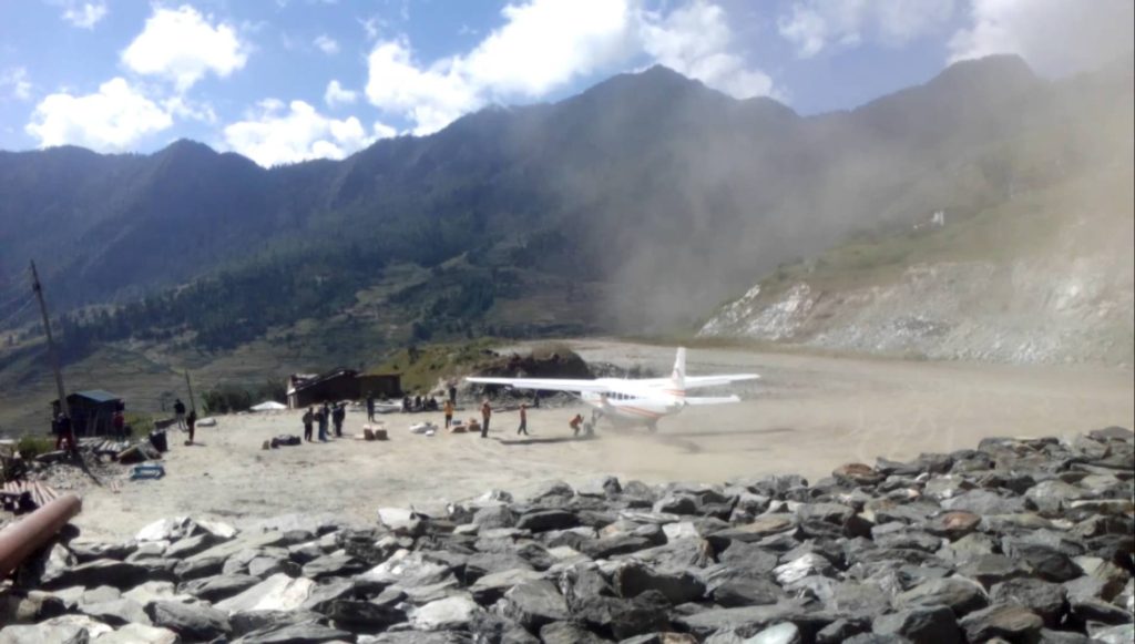 जहाज कुर्दाकुर्दै २ महिला सुत्केरी भए