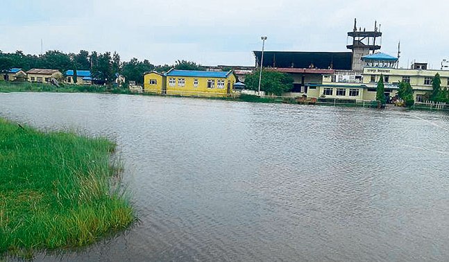 अविरल वर्षाले डुब्यो जनकपुर, विरामीको उपचार गर्न कठिनाइ