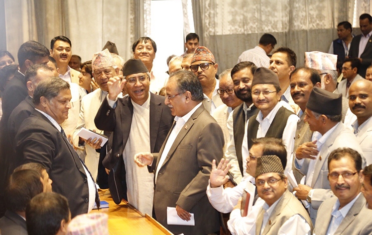 परिणाम नआउँदै प्रचण्डलाई संसदमै बधाइ, मन्त्री खान सुनिल थापाले शक्तिकेन्द्रसँग कुरा गराए
