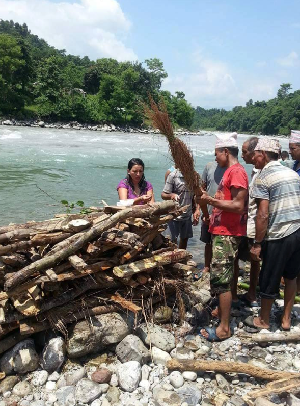 हजुरआमाको पार्थिव शरिरलाइ नातिनीले दिइन् दागबत्ती
