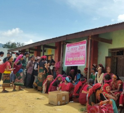 “गाजलु नेपाल” जस्को दर्ता नै छैन, उसैले मेडिकल विद्यार्थीको उपस्थितिमा प्युठानका महिलाको पाठेघरको उपचार गर्दै