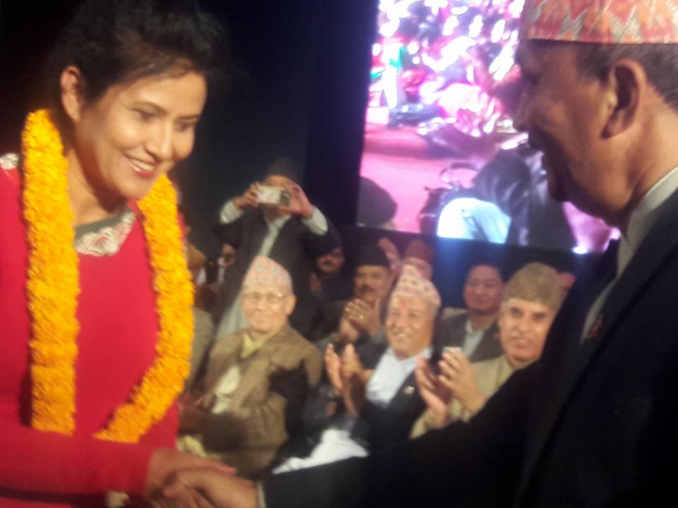 कोमल वलीलाई कमला थापाको माला