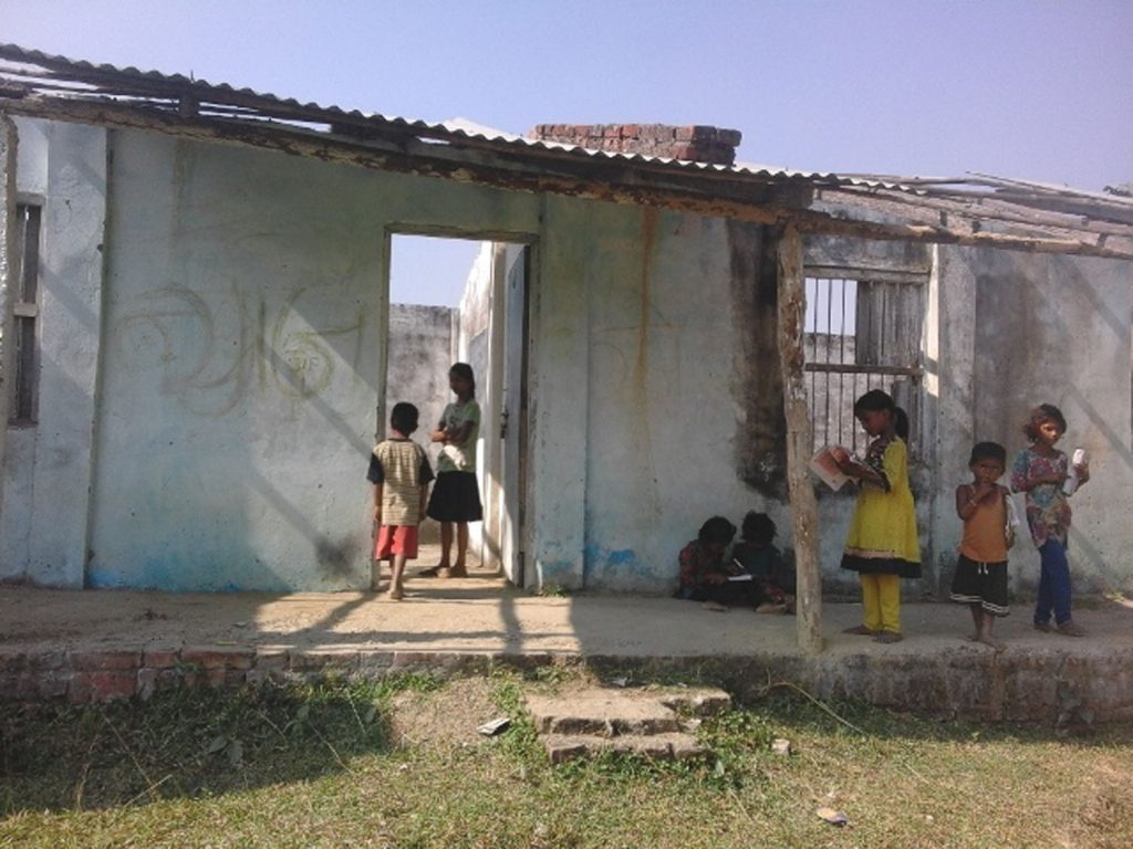बथनाहाका बालबालिका खुल्ला अकासमुनि पढ्न बाध्य