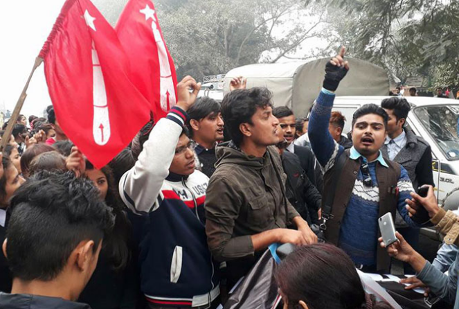 संविधान संशोधनको विरोधमा कावासोतीमा बिरोध, बिहेको बस फुटाए