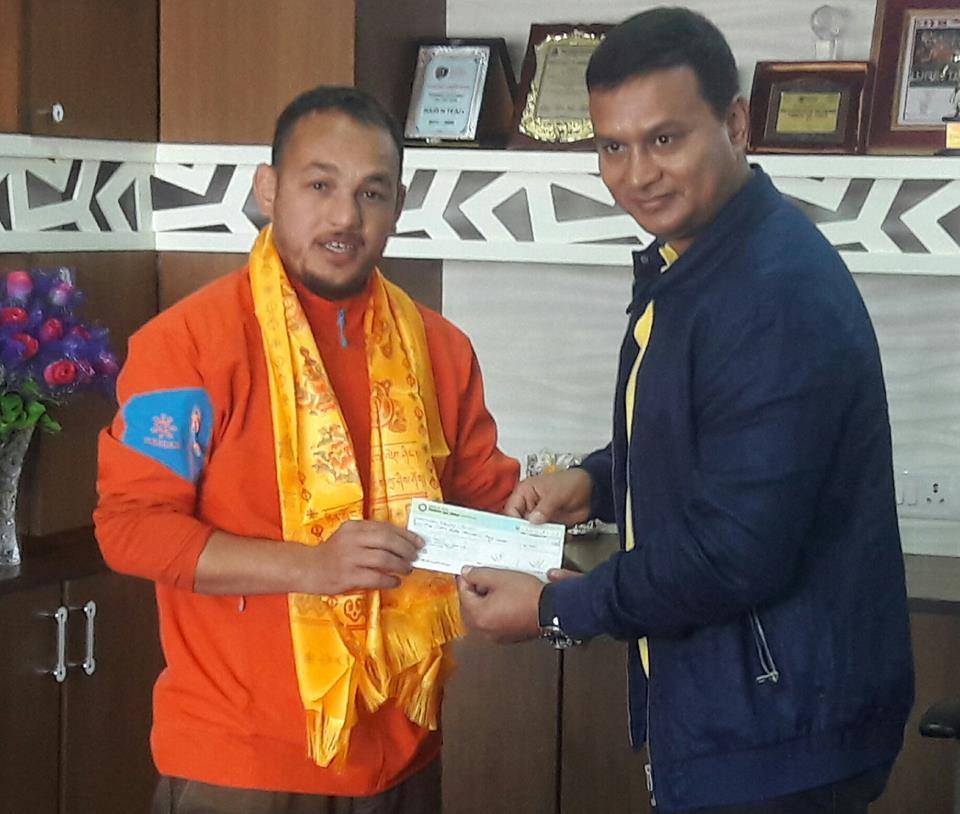 किर्तीमानी पर्वतारोहीलाई खेलाडीद्वारा आर्थिक सहयोग, सरकारको भने आलटालमै