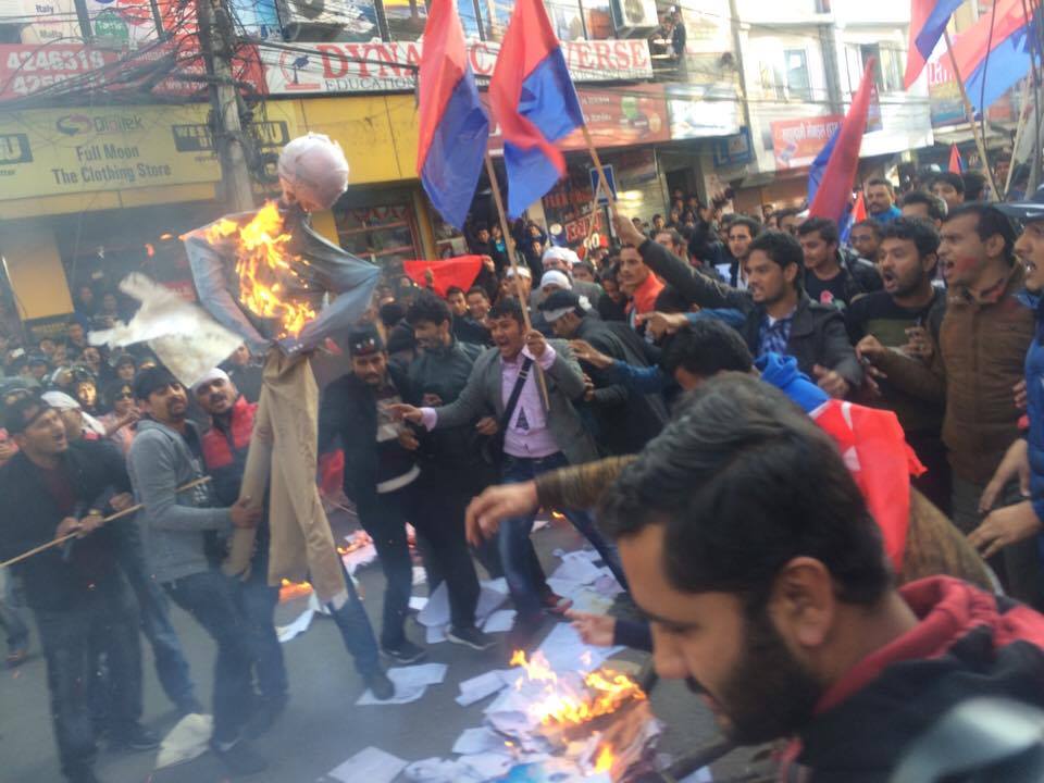 प्रचण्डलाई देश छाड्न भन्दै पुत्ला दहन