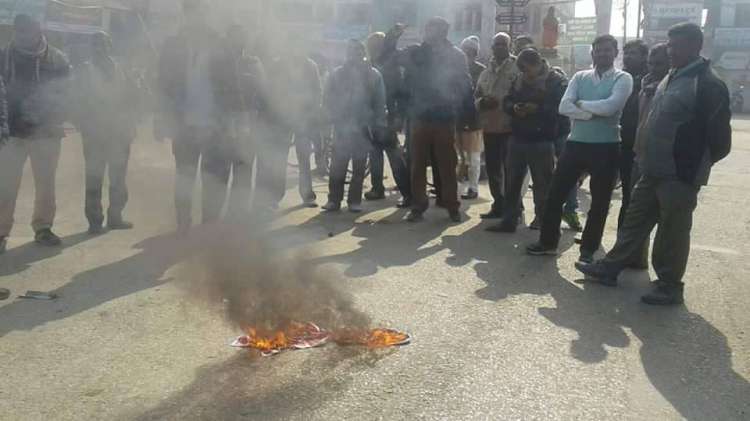 एमालेको आन्दोलनको प्रतिकारमा मोर्चा, झण्डा जलाइयो, बन्द खुलाइयो