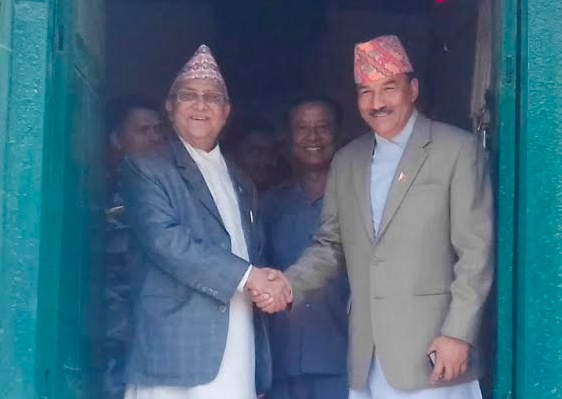 फेरि नजिकिए ओली र थापा !