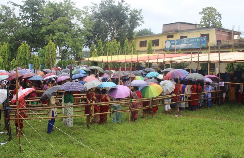 हिमालदेखि तराईसम्म मतदान, जनता उत्साहित, झरी र खेतीवालीले रोकेन मतदातालाई