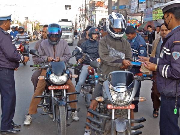 काठमाडौंमा ट्राफिक नियम उल्लंघन गर्ने बढे, ६ लाख ३९ हजार सवारी साधन कारवाहीमा