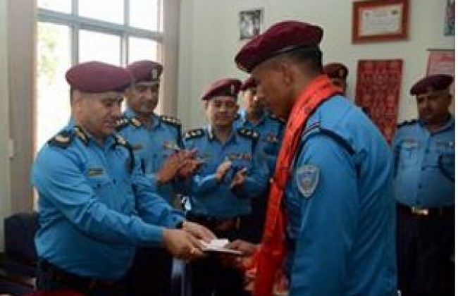 ज्यान जोखिममा राखेर बम समात्ने प्रहरीलाई १५ सय रुपैयाँ