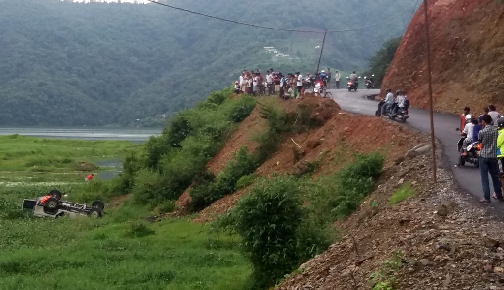 पानी परेको रातमा जब जिप सडकबाट खसेर उत्तानो पर्यो