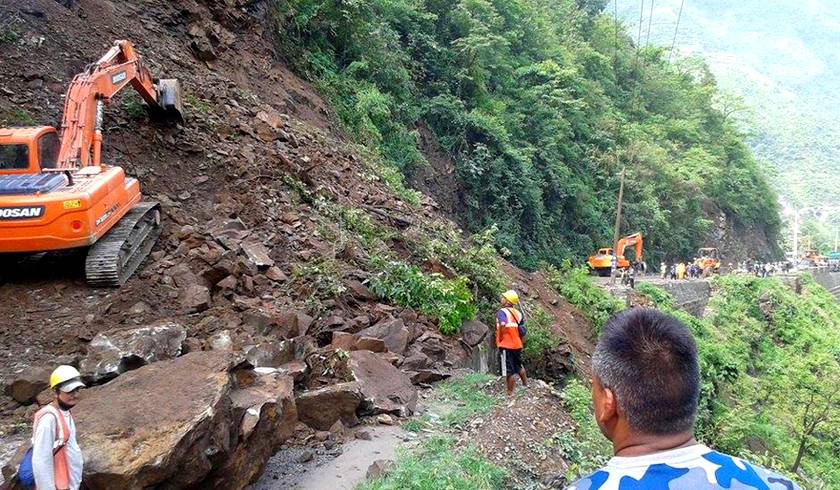 नारायणघाट-मुग्लिङ सडक ३६ घण्टामा खुल्यो, पैदलयात्री चिप्लिएर बेपत्ता