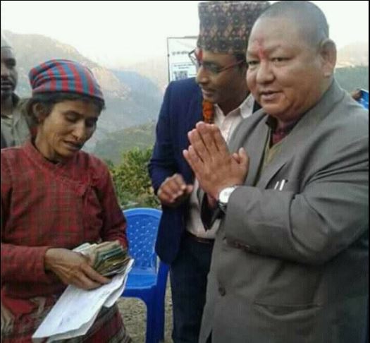 उपचारमा सहयोग गर्ने नाउँमा एमाले उम्मेदवारद्वारा पैसा वितरण