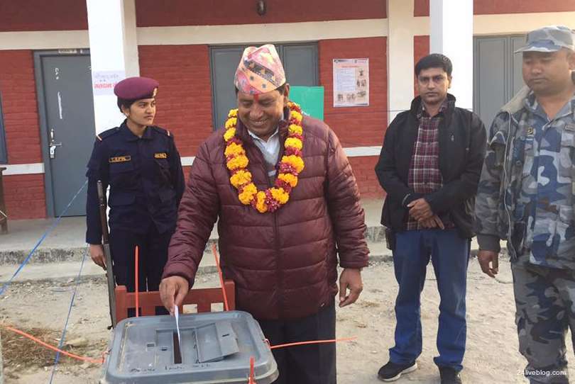 नेताहरुले गरे विहानै आफ्ना लागि मतदान (फोटोफिचर)