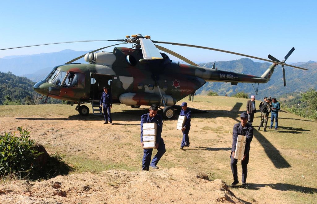 हेलिकोप्टरमा मतपेटिका र पत्रपत्र